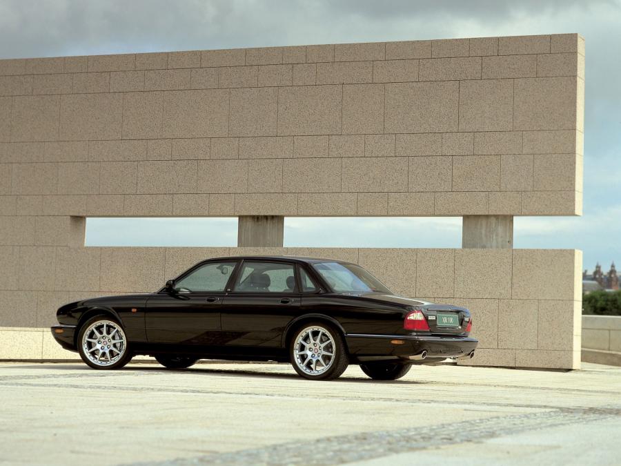  Jaguar XJR 100 2002 года  (фото 3 из 9)
